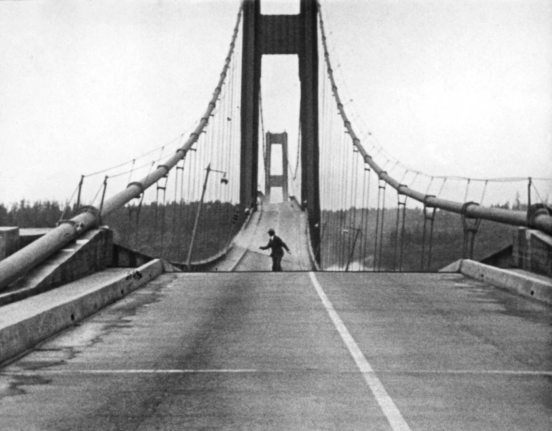 Мост в сша разрушение. Крушение Такомского моста США 1940. Мост Такома Нэрроуз 1940. Такомский мост в США, 1940 Г. Обрушение моста в США В 1940.