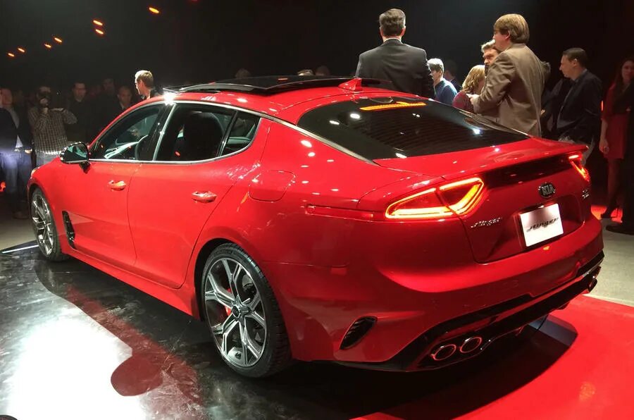 Киа стингер купить в москве. Kia Stinger gt. Киа Стингер 2007. Stinger автомобиль 2017. Машина Kia Stinger gt розовая.