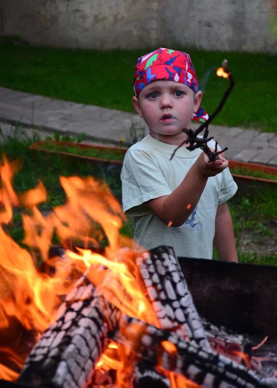 мальчик огонь. мальчик огонь. силуэт на фоне огня.
