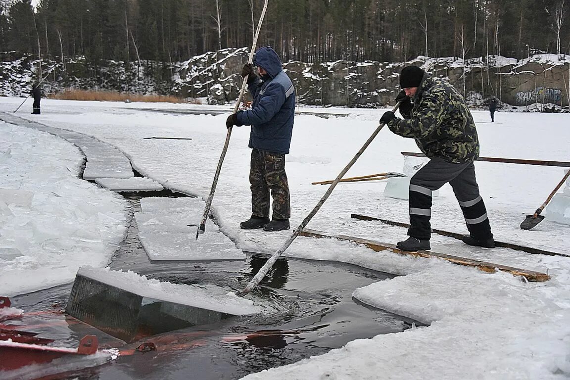 Питьевой лед. Заготовка льда. Лед для ледовых городков. Заготовка льда для ледовых городков. Добыча льда.