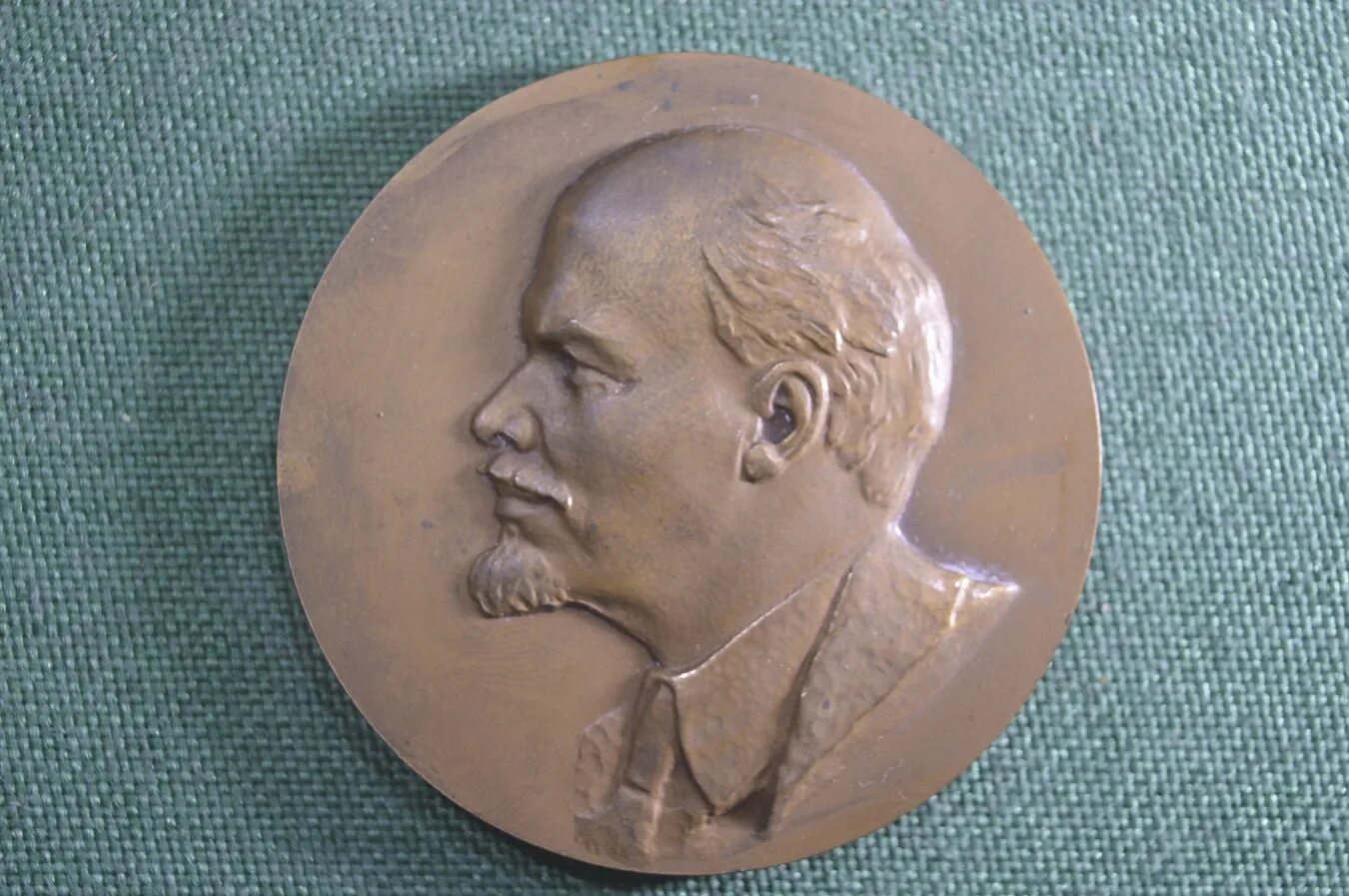 Память 60. Козлов. Плакета, посвященная 60-летию октябрьской революции медальер в. Память 60. Память 60.