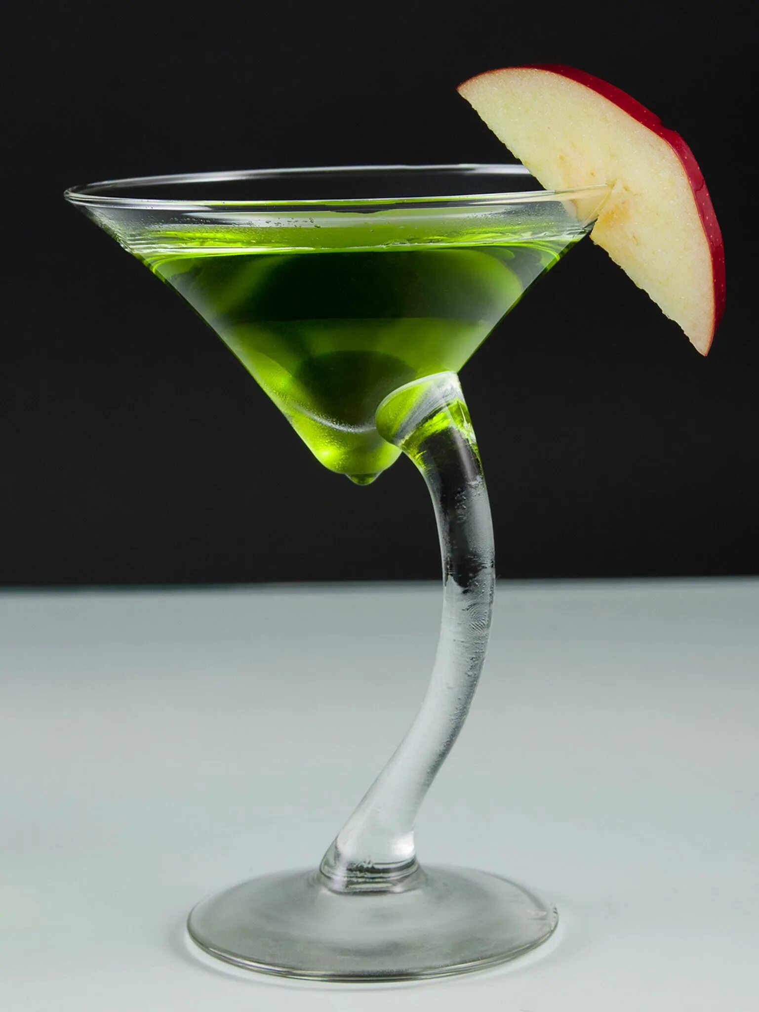 Тини коктейли. Коктейль Apple Martini. Мартини Грин. Яблочный Тини коктейль. Грин эпл коктейль.