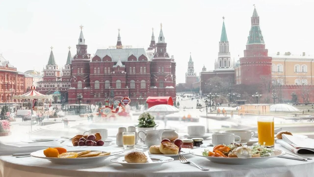 Отель националь москва. Завтрак с видом москва. Завтрак с видом на кремль. Вид из окна кафе. Завтрак с видом москва.