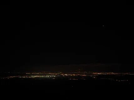 Темное небо над освещенной