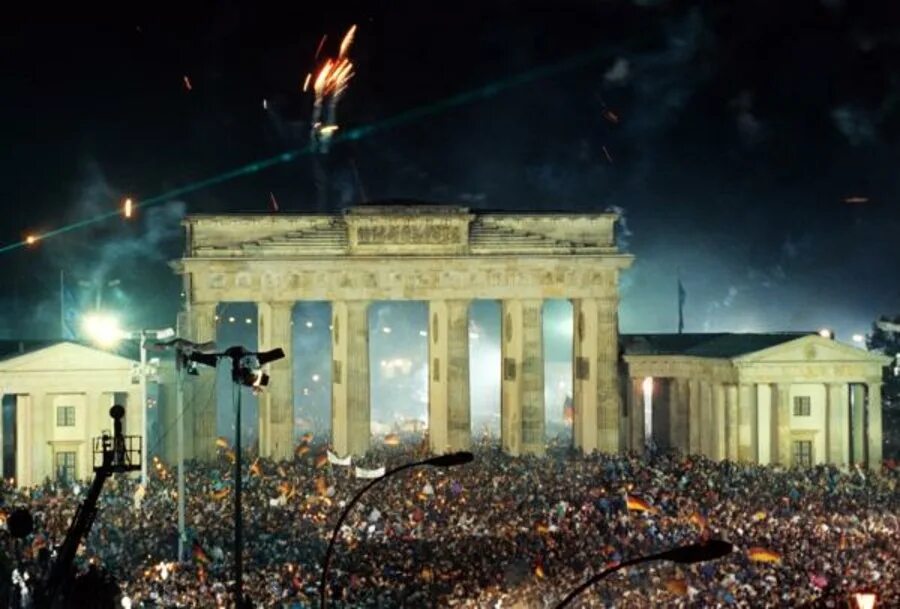3 октября 1990. Бранденбургские ворота 1989. Берлинская стена Бранденбургские ворота. Бранденбургские ворота день германского единства. Бранденбургские ворота 1989 22 декабря.