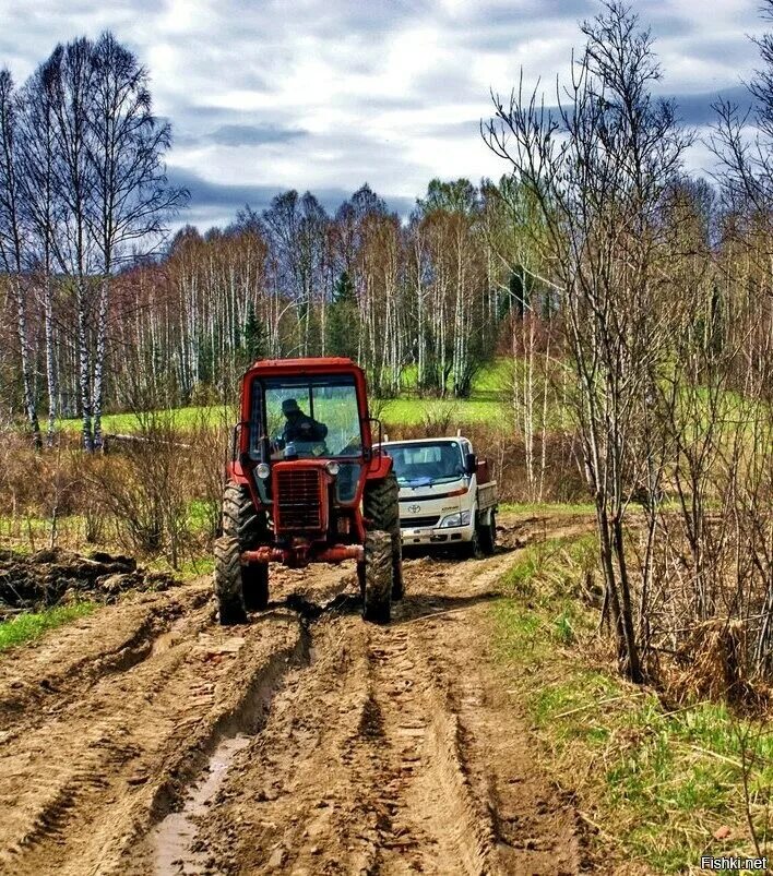 Село тракторное. Трактор. Трактор в деревне. Сельский трактор. Трактор в поле.