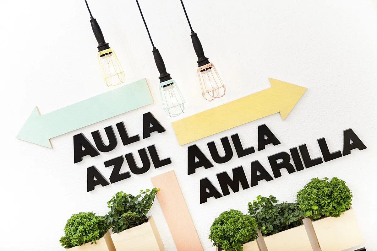 2 day languages. Two language design. Do a japanese course. Языковые школы в испании интерьер. Фирменный стиль языковой школы.