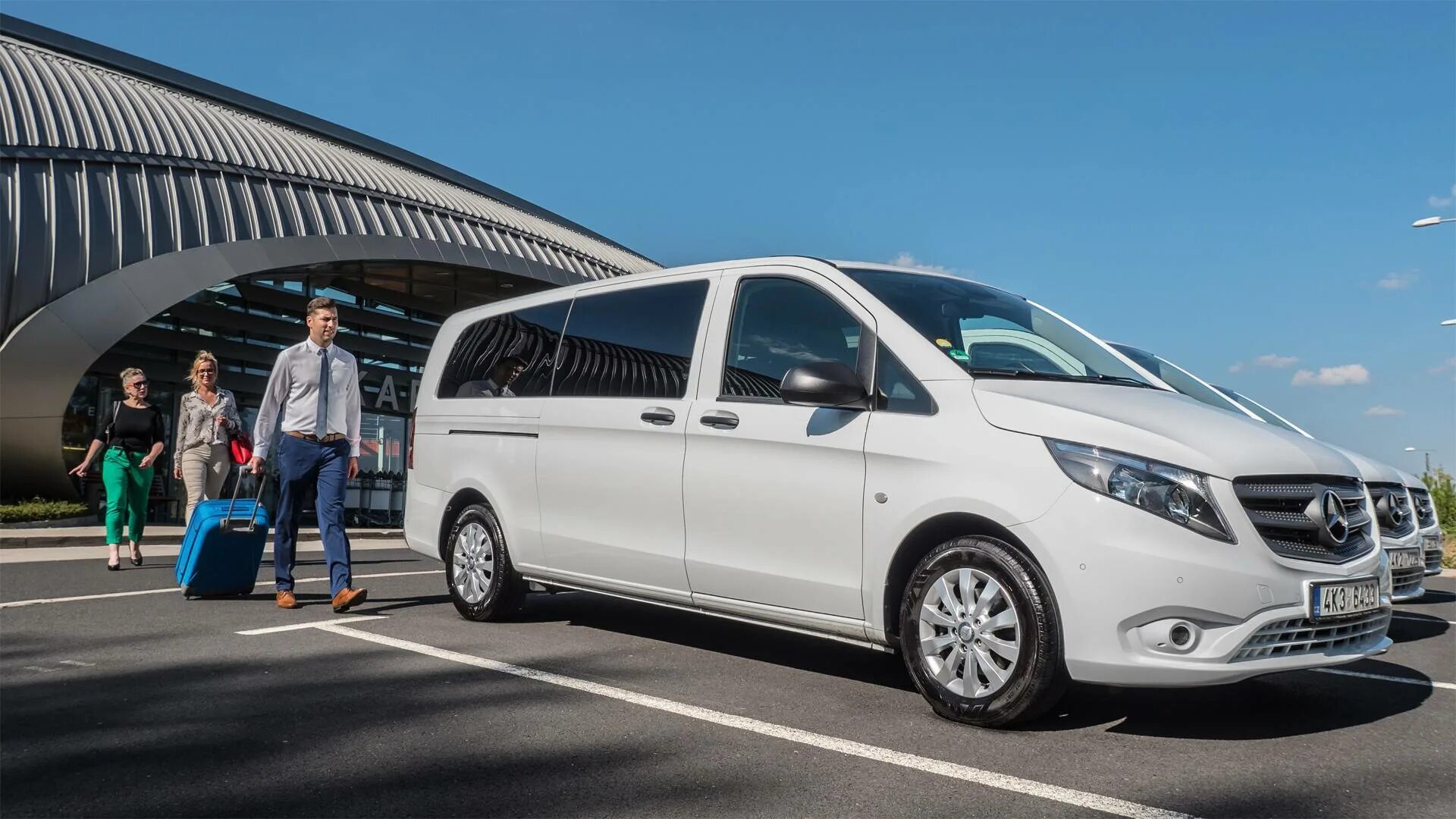 Пассажирские автоперевозки. Mercedes-benz sprinter. Mercedes-benz sprinter bus. Пассажирские перевозки. Автомобиль перевозки пассажиров.