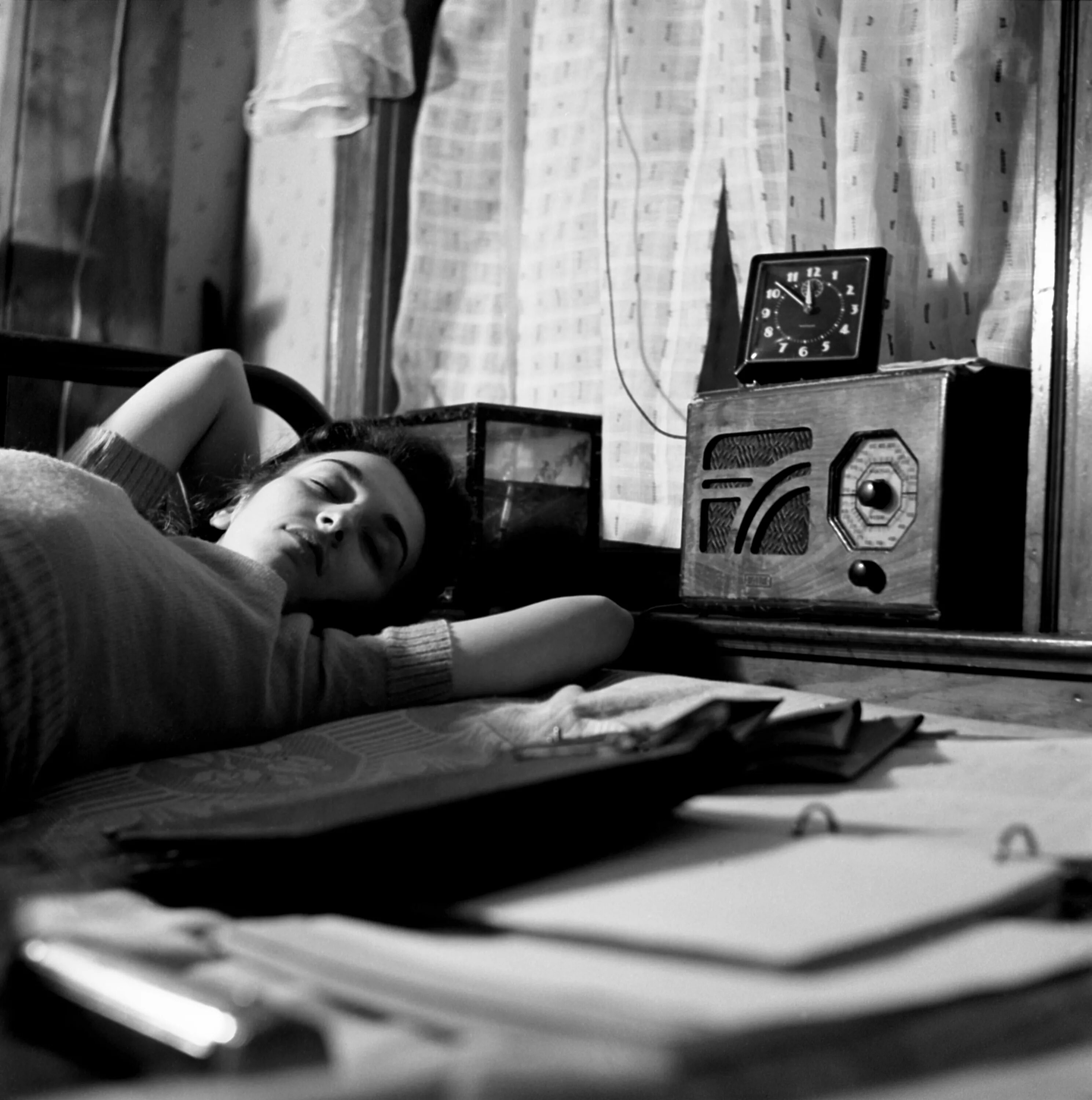 She listen to the radio. Девушка с радиоприемником. Человек с радиоприемником. Девушка слушает радиоприемник. Комната для девочки.