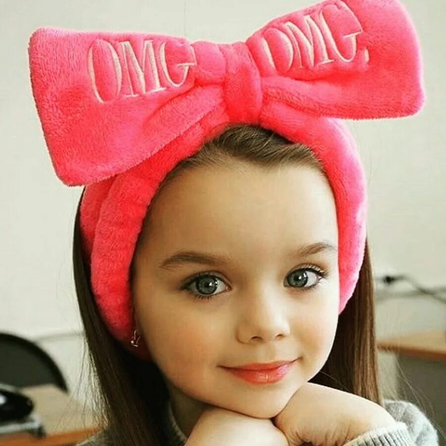Узкая малышка. Юные тела. Узкая малышка. Красивый годовалый ребенок. Самые красивые дети.