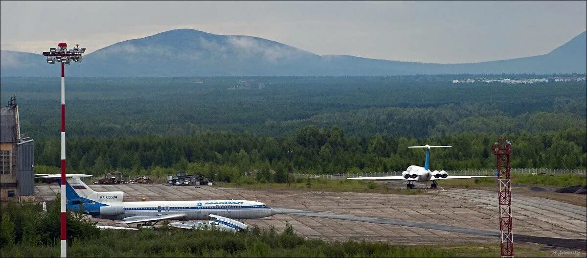 Аэропорт сокол телефон. Uhmm аэропорт. Аэропорт сокол телефон. Международный аэропорт магадан сокол имени в с высоцкого. 1991 аэропорт магадана.