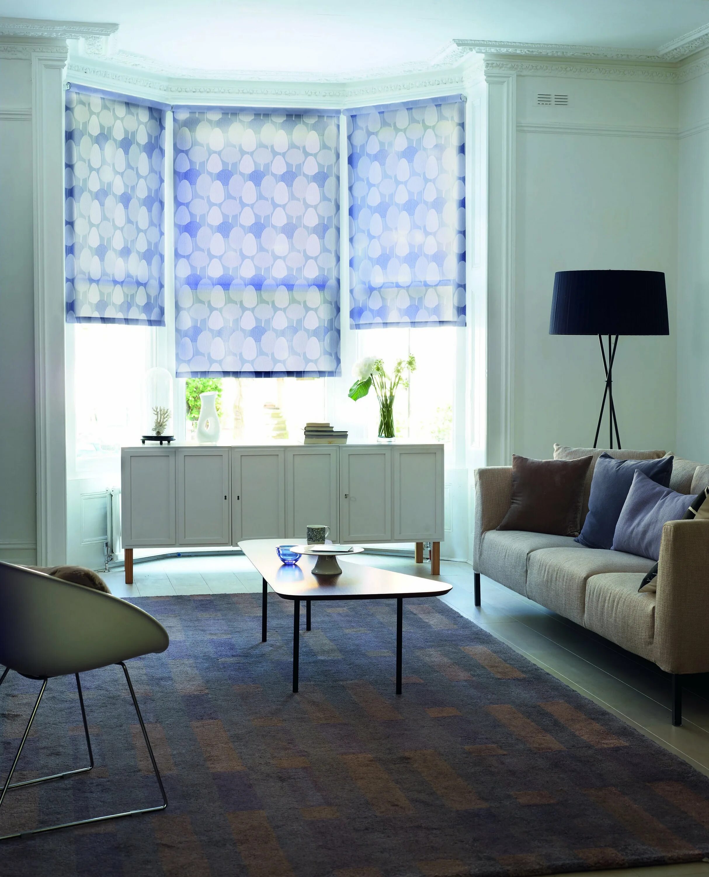 Интерьер без штор. Римские шторы в современном интерьере. Тюль для гостиной. Шторы на витражные окна. Тюль в интерьере.