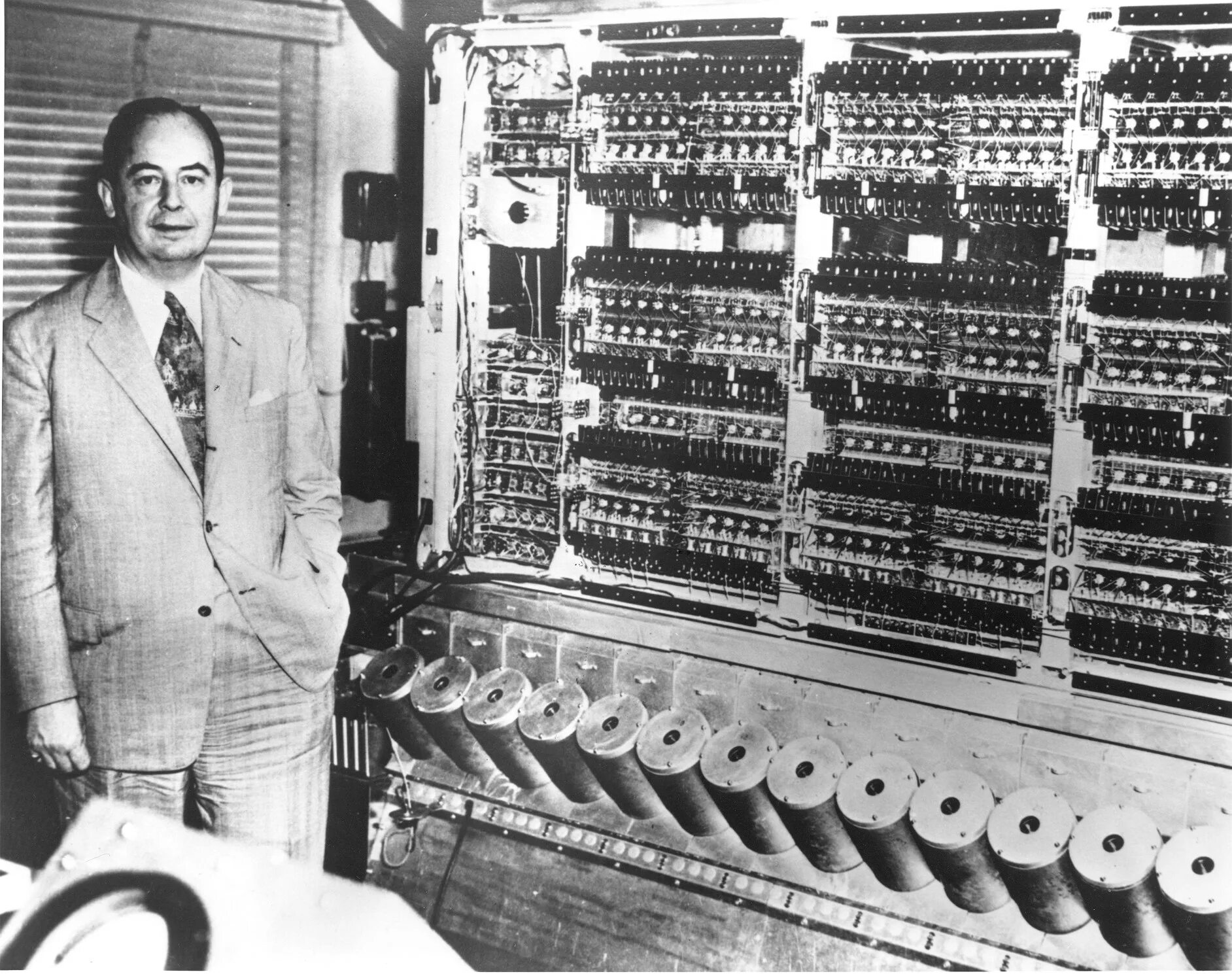 Вычислительная машина появилась. Джон фон Нейман. Джон фон Нейман ЭВМ. Архитектура Джона фон Неймана.