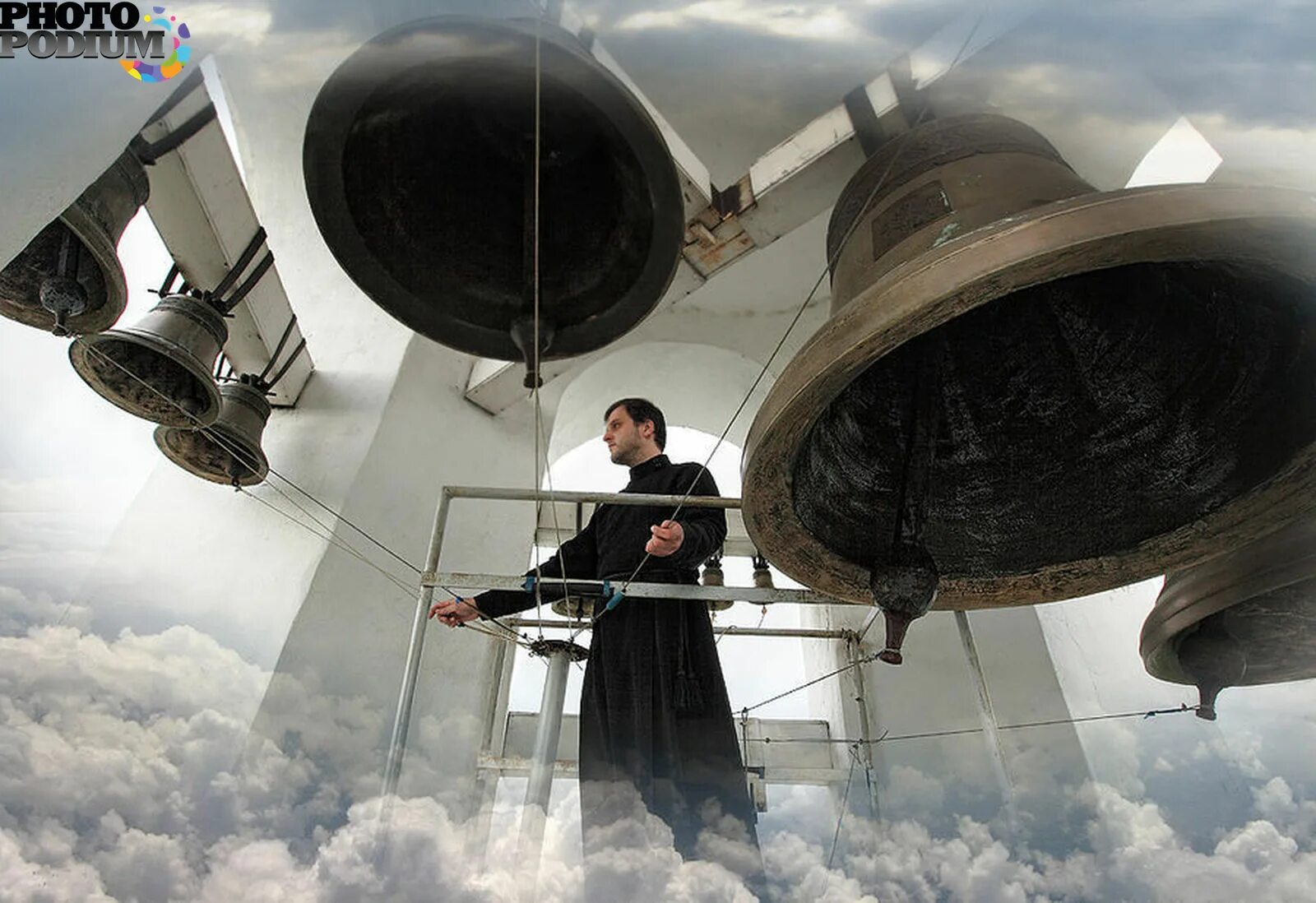 Удары в колокол служащие. Сургутская школа звонарей сургут. Огромный колокол. Колокольный звон колокольни ивана великого. Школа звонарей в храме большого златоуста.