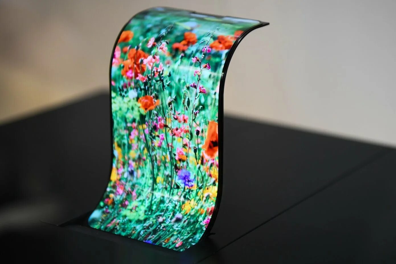 Oled экран это. Раскладной ксиаоми с гибким экраном. сяоми раскладушка с гибким экраном 2025. гибкие олед дисплеи. гибкий oled дисплей.