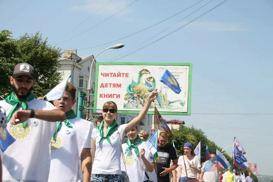 Молодежи 2025. Шествие молодежи. парад молодежи. парад молодежных колонн на день молодежи. речевки для шествия молодёжи.