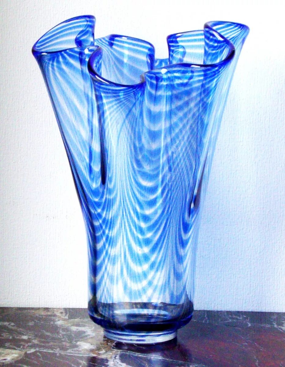 Стеклянный синий цветок. Мурано ваза синяя. Ваза Blue Glass Vase. Ваза синее стекло. Синяя стеклянная ваза.