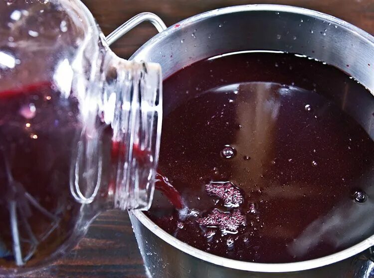 Вино из виноградного сиропа. Сироп для компота. Сок из винограда. Самодельное вино. Вода в домашнее вино