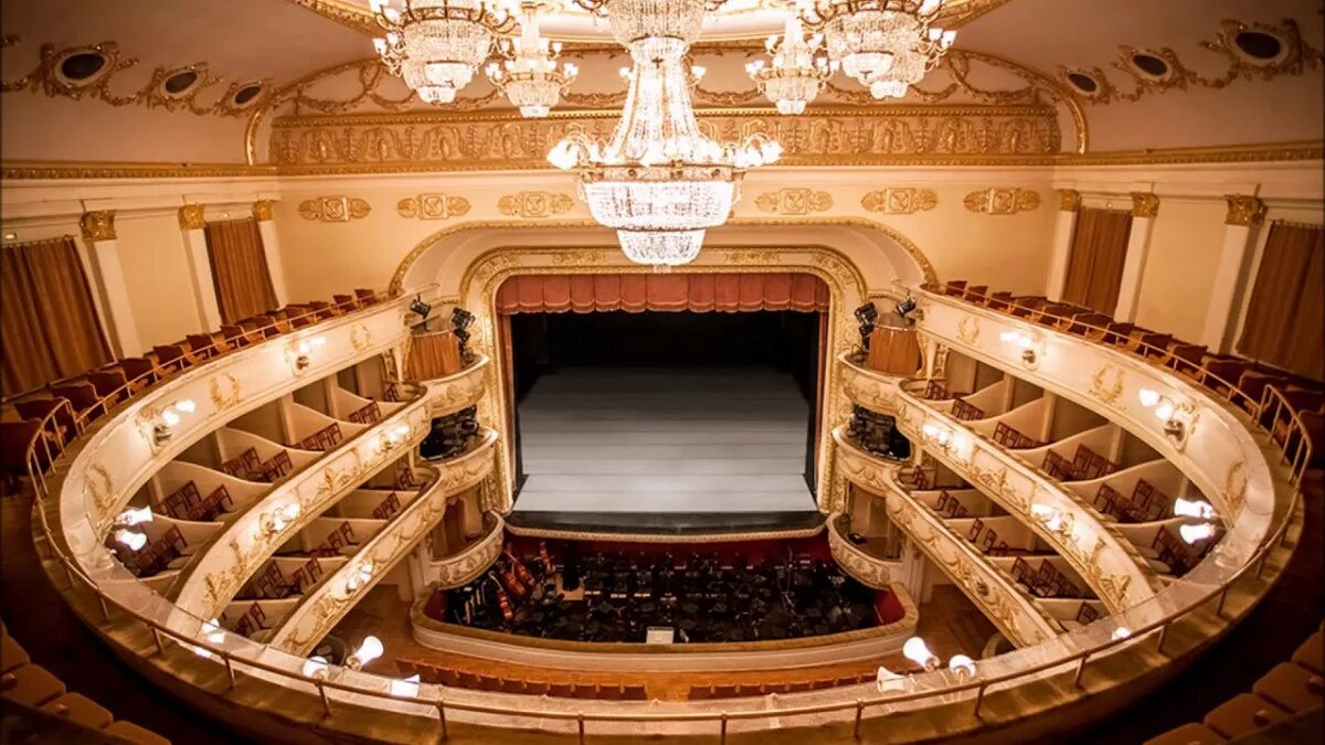 Театр оперы и балета екб внутри. Опера и балет театр екатеринбург. Театр оперы и балета екатеринбург зал. Премьера 2000 г. Государственный академический театр оперы и балета екатеринбург.
