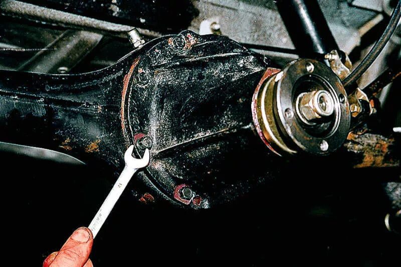 Хвостовик редуктора заднего моста ваз 2107. Как поменять задний мост. Крепление заднего моста 2107. Мост ваз 2107. Задний мост ваз 2107 схема.