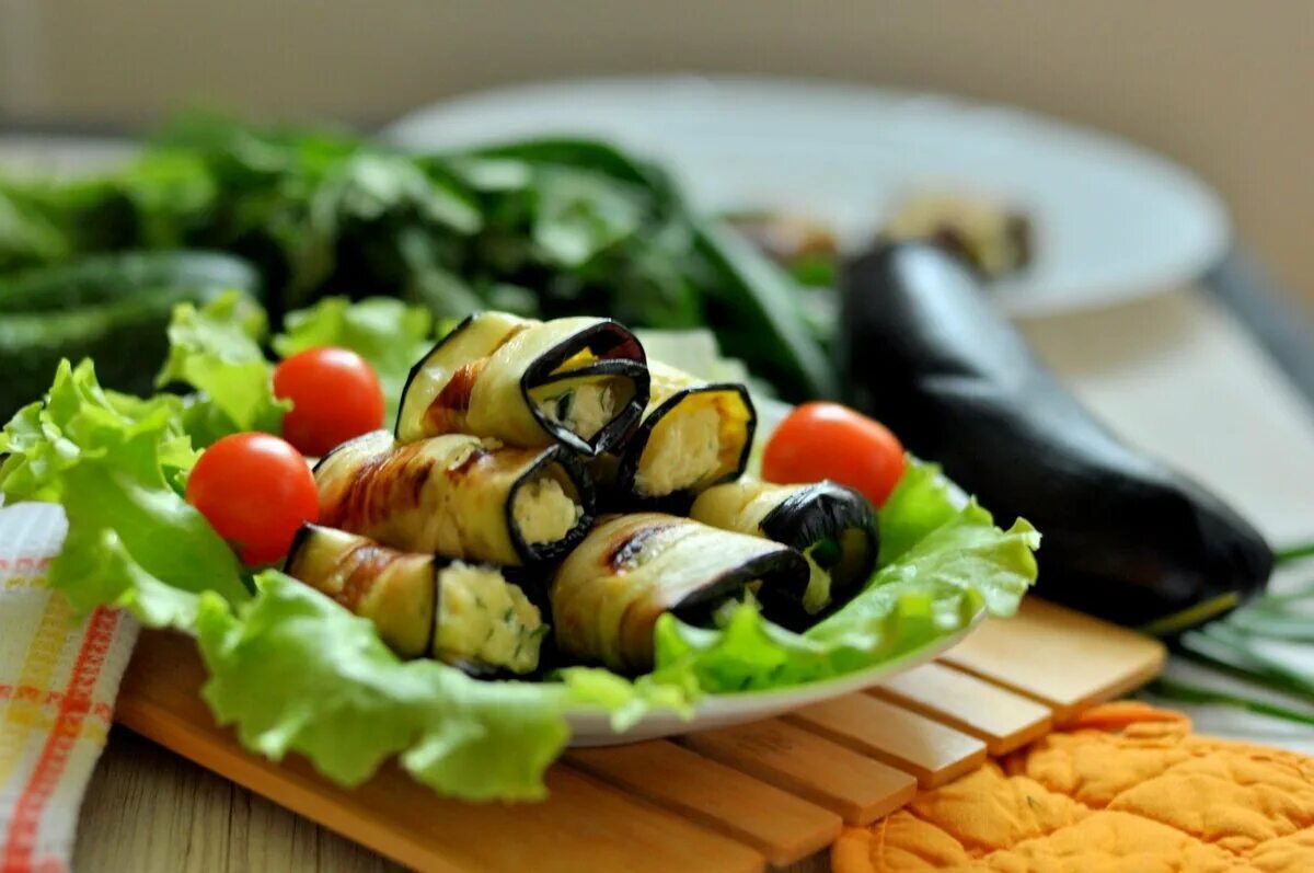 помидоры черри фаршированные рикоттой. овощные закуски на праздничный. закуски из овощей. мильфей из цукини с авокадо. рулетики из цукини с креветками.