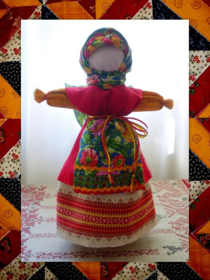 Обережная масленичная кукла. Куколка масленица. Масленичная кукла. Пугало на масленицу. Кукла мотанка масленица.