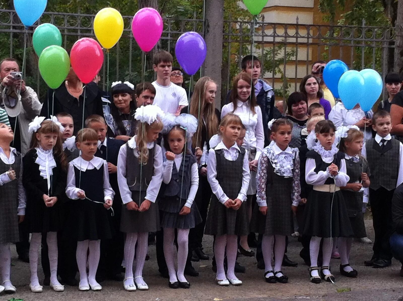 1 сентября фото. Девочки на школьной линейке. Первое сентября линейка. Линейка 1 сентября. Самая красивая первоклассница.
