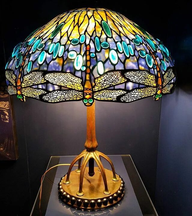 Комфорт тиффани. Луис комфорт Тиффани (1848-1933). Луис комфорт Тиффани Lamp. Луис комфорт Тиффани абажуры. Луис комфорт Тиффани витражи.