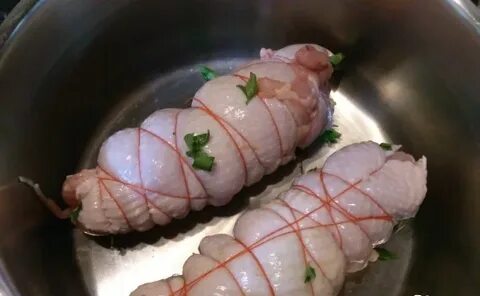 Рулет из курицы в кастрюле