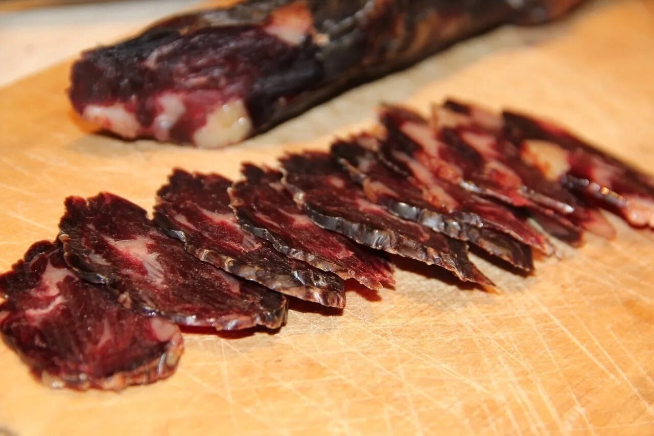 Башкирская конская колбаса казылык. Казы домашняя. Армянская колбаса суджук. Конская колбаса шужук. Киргизская конская колбаса чучук.