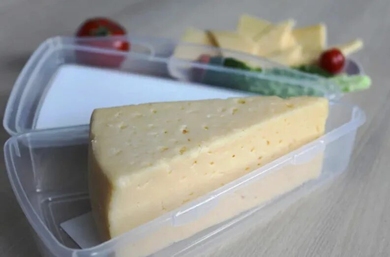 Как сохранить сыр в холодильник свежим. Контейнер для сыра м4672. Сыр в контейнере. Контейнер для хранения сыра. Сыры в контейнерах.