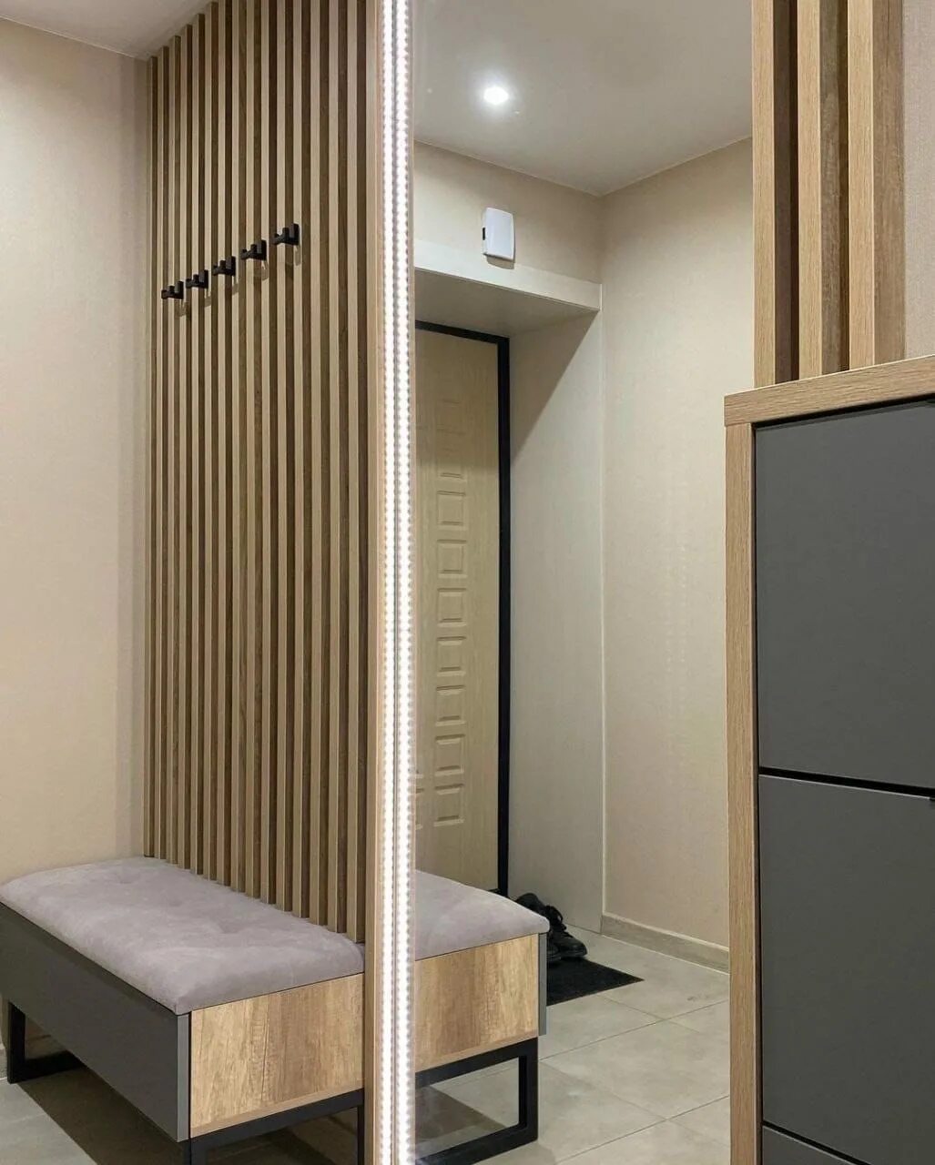 Декоративная рейка в интерьере прихожей Реечные потолки в коридор купить в Москве: цены за м2 на потолки в прихожую