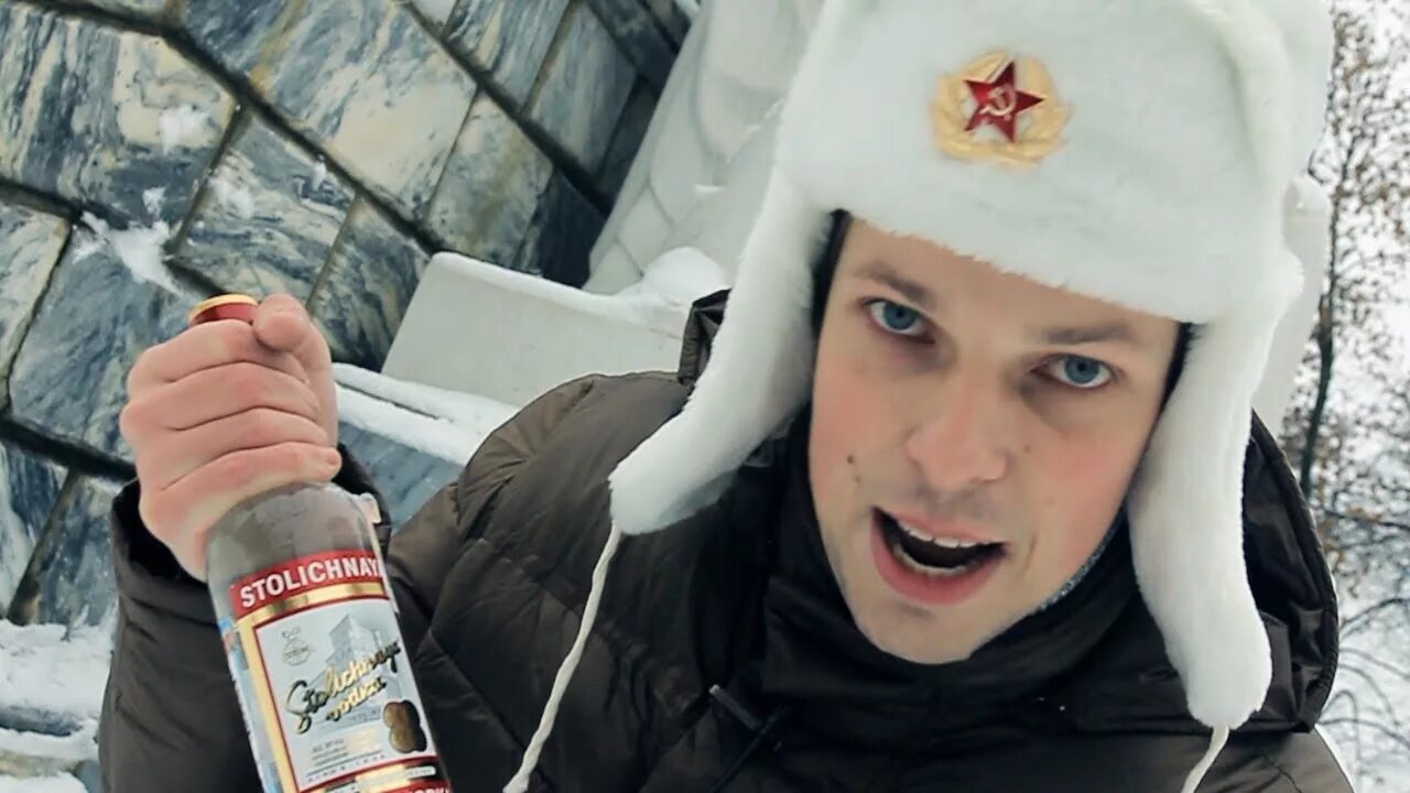 Русский парень в ушанке. Русский мужик в ушанке с водкой. Русский в шапке ушанке и с водкой. Мужик в белой шапке ушанке