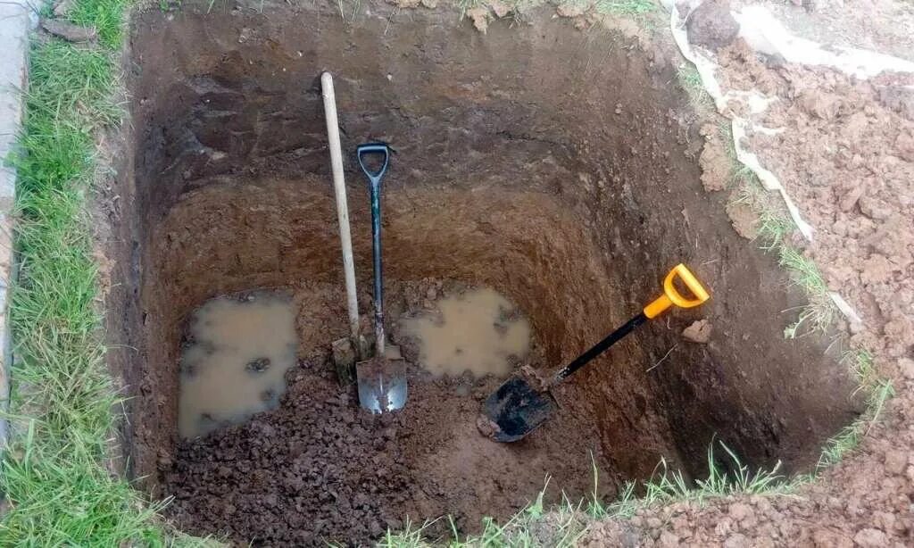 Копать воду. Котлован для колодца. Копка траншеи под водопровод. Копаем пруд на участке. Копка колодцев.