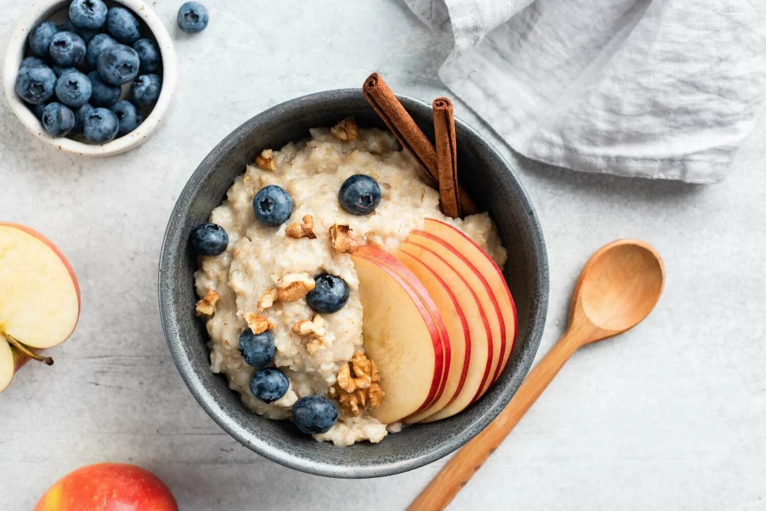 Овсянка с голубикой миндалем. Овсянка с ягодами. Овсяная каша. Have porridge for breakfast. Каша с фруктами.