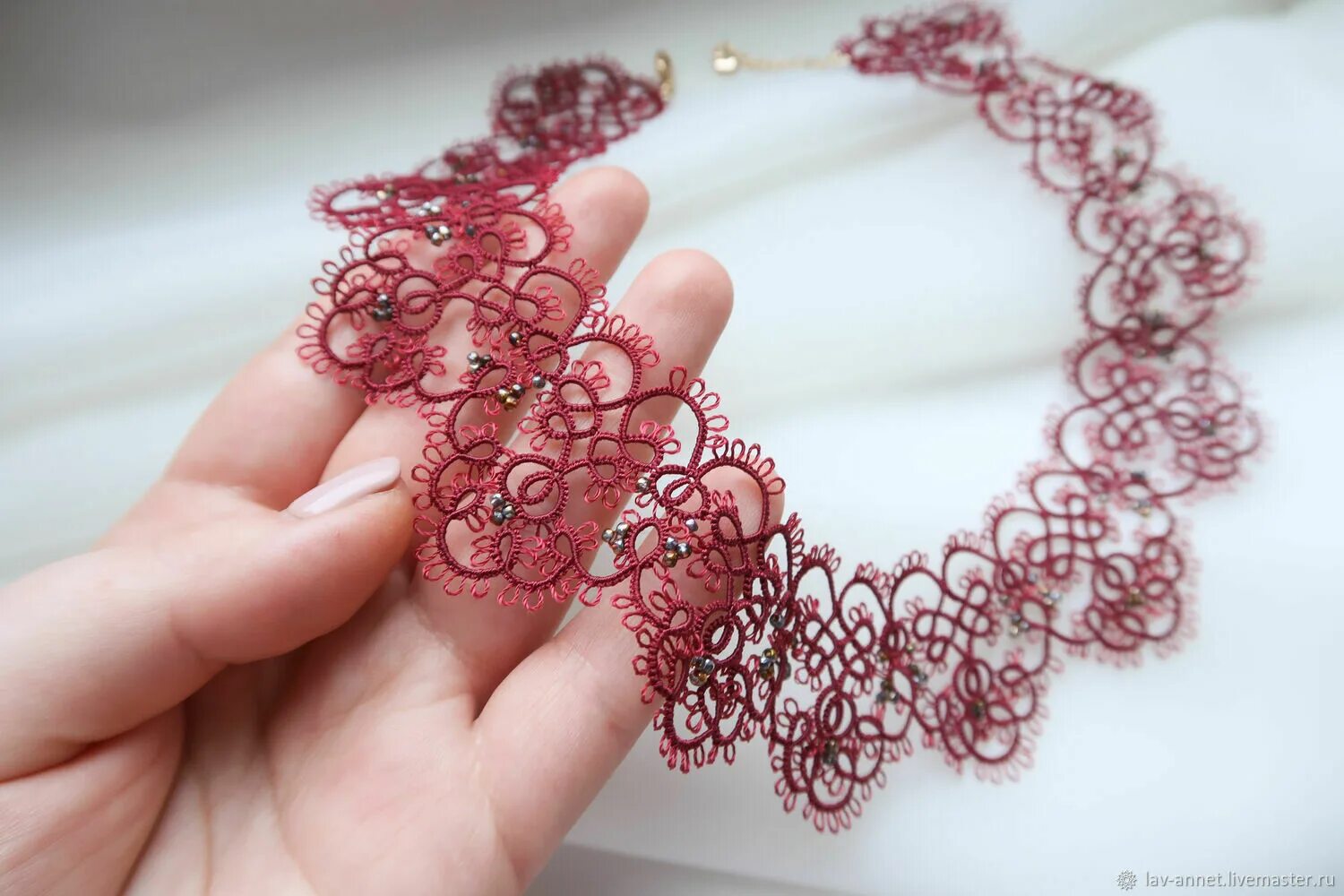 Можно ли кружева. С чем носить кружевной воротник. Наряды французское кружево,. Кружева для отделки. Кружево "шантильи".