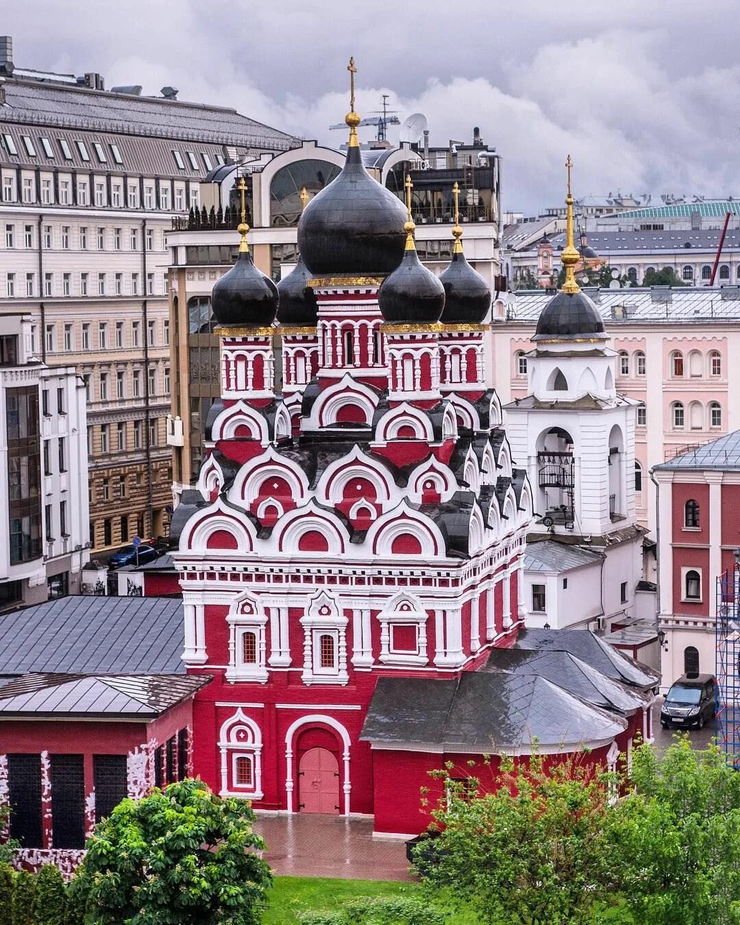 Новая московская архитектура. Церковь Георгия в ендове Москва. Храм Георгия Победоносца в ендове. Подворье Соловецкого монастыря в Москве. Храм вмч. Георгия Победоносца в ендове.