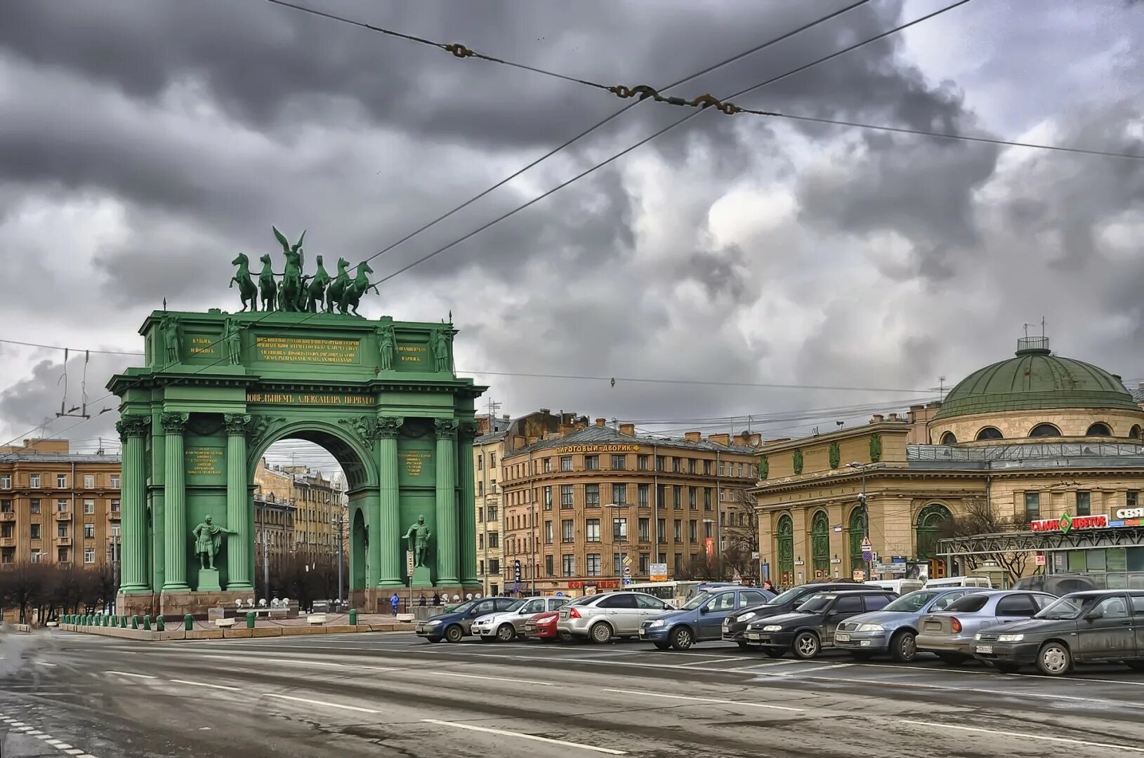 Нарвская спб. Триумфальная арка Нарвские ворота в Санкт-Петербурге. Триумфальная арка Нарвские ворота. Нарвские триумфальные ворота на площадь Стачек. Площадь Стачек Санкт-Петербург Триумфальная арка.