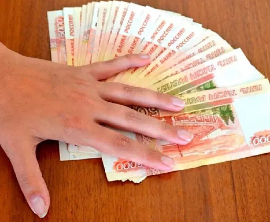 Деньги в женских руках. 50 Тысяч рублей в руках. 50 Тысяч рублей на столе. 60 Тысяч рублей в руках.
