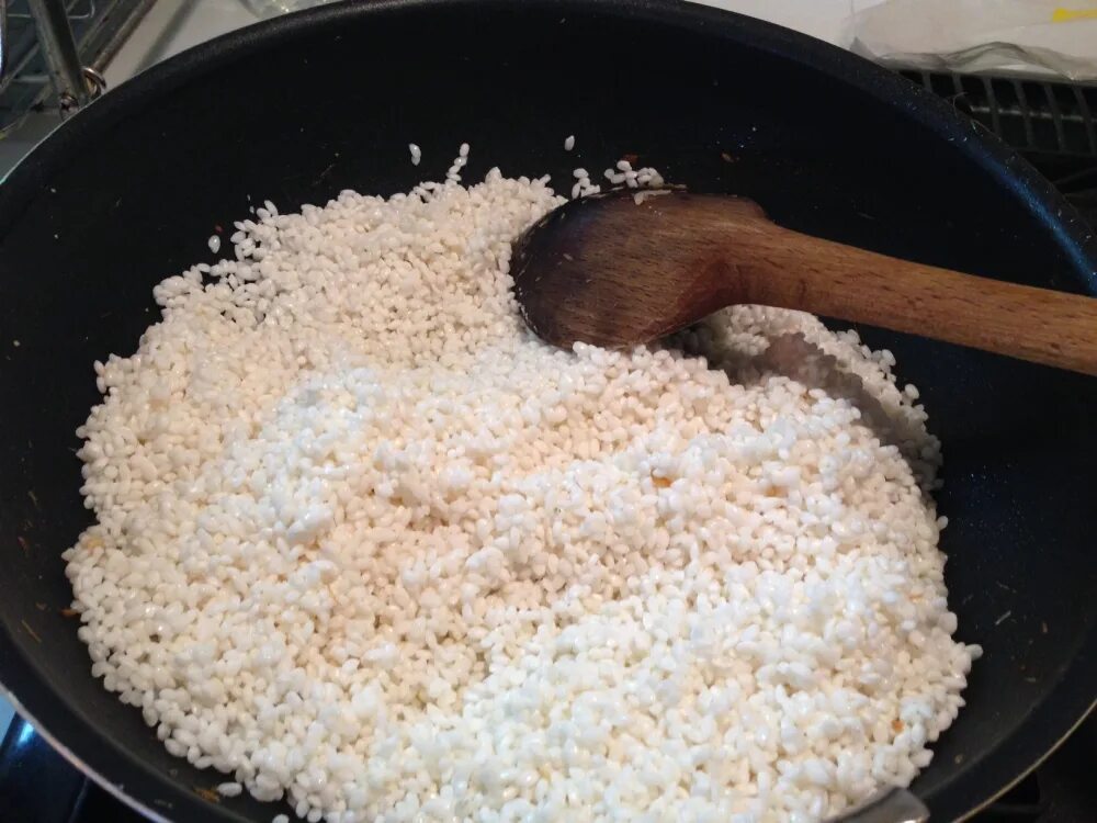 Рис на сковороде рассыпчатый. Рис пассированный. Рис на сковороде рассыпчатый на сливочном. Рис обжаренный на сковороде.