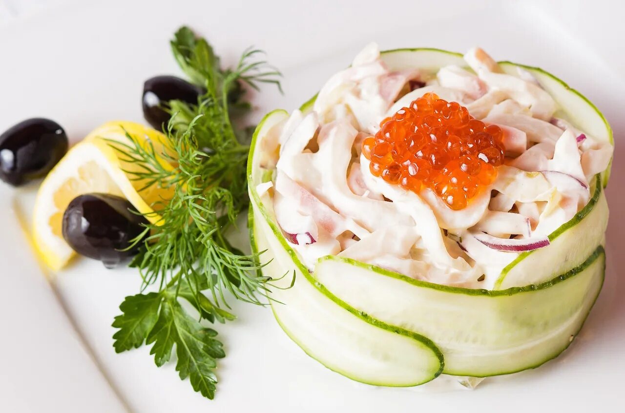 Салаты на праздничный стол кальмары рецепты. Салат с кальмарами. Украшение салата с кальмарами. Украсить салат с кальмарами. Красивый салат из кальмара.