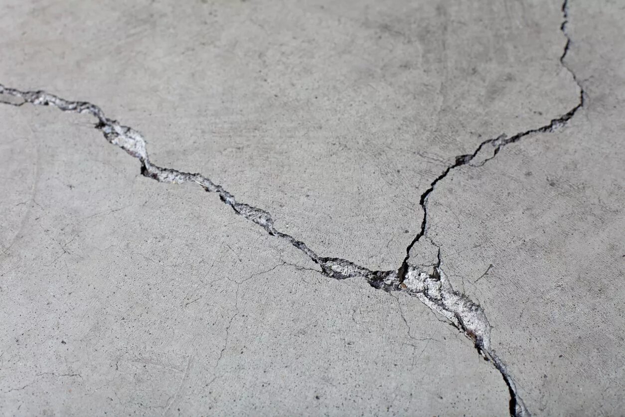 Трещина в строении. Трещины в бетоне. Бетонная стена с трещинами. Растрескивание бетона. Трещины в бетонном Камне.