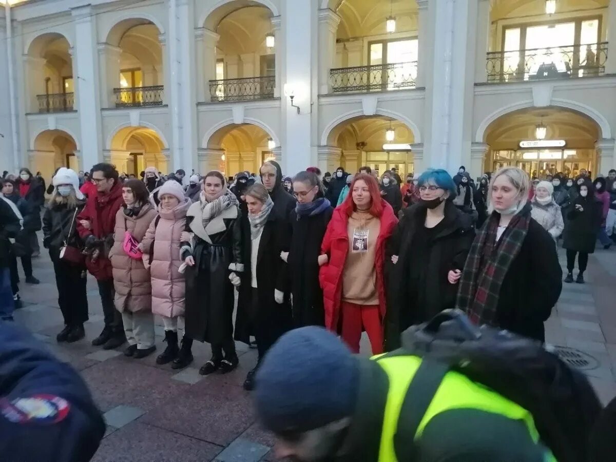 Новости тв 25.02 2024. Митинги СПБ Гостиный двор Санкт-Петербург. Митинг Гостиный двор. Гостиный двор сейчас. Митинги против войны Гостиный двор.