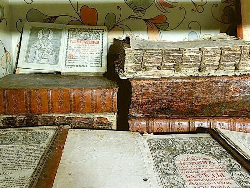 древняя книга остромирово евангелие. старинные книжные переплёты. старинные книжные переплёты. оформление древних книг. книги с красивым перелётом.