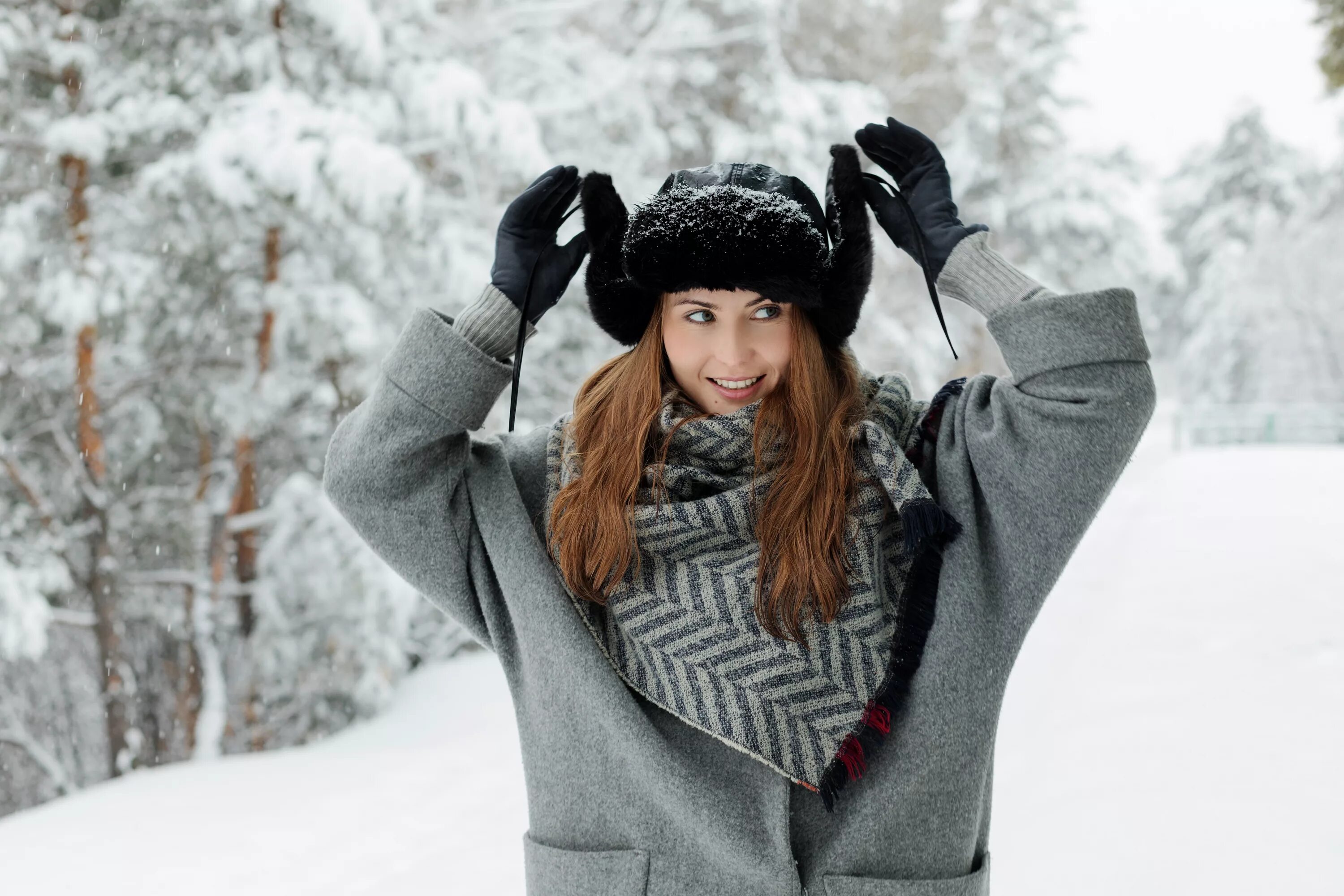 Девушка в шапке зимой. Красивые девушки в зимней одежде. Девушка в шапке ушанке. Зимняя шапка. Девушка в сугробе