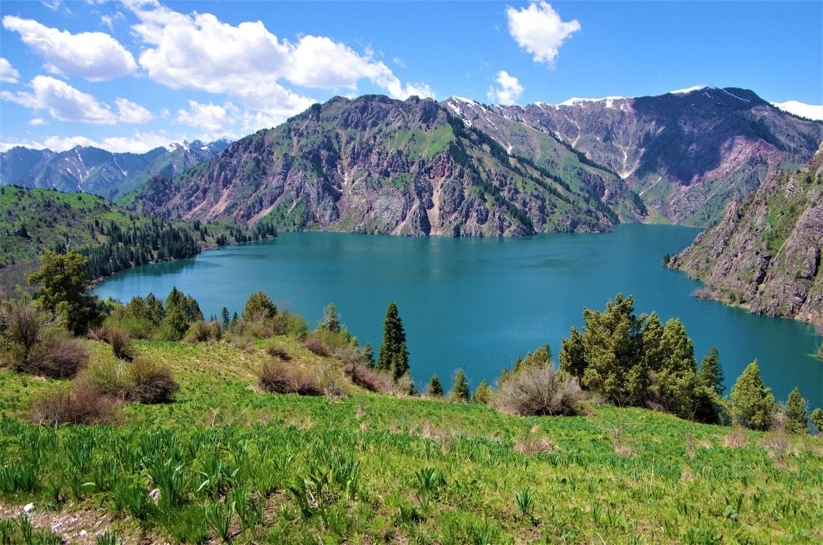 Без регистрации в киргизии. Озеро Сары Челек. Озеро Сары-Челек Киргизия. Горы Киргизии Сары Челек. Джалал Абад Сары Челек.