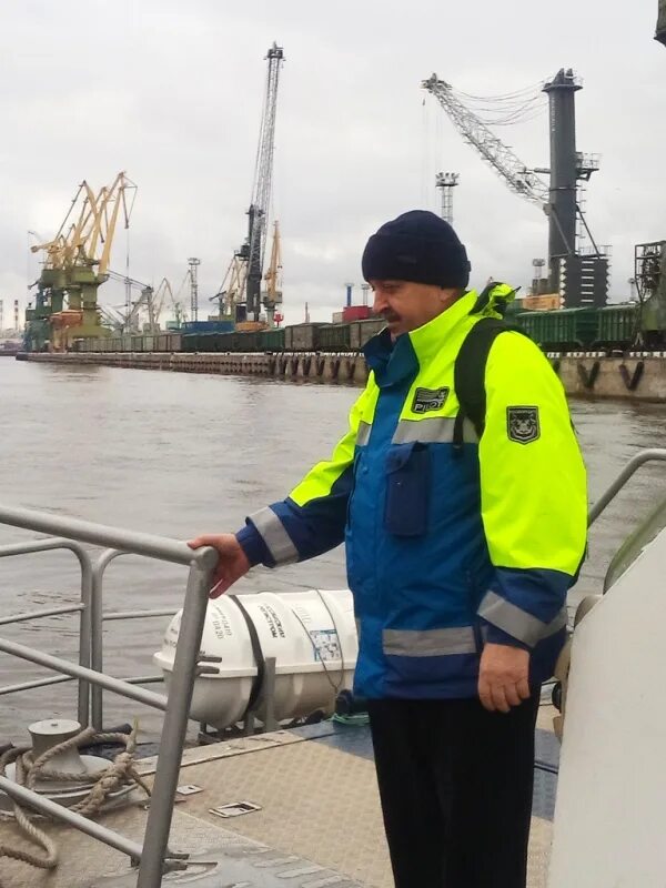 Усть луга вакансии водителем. Капитан морского порта усть-луга. лоцманская служба порта. служба в порту санкт петербурга. лоцманская служба росморпорт санкт-петербург.