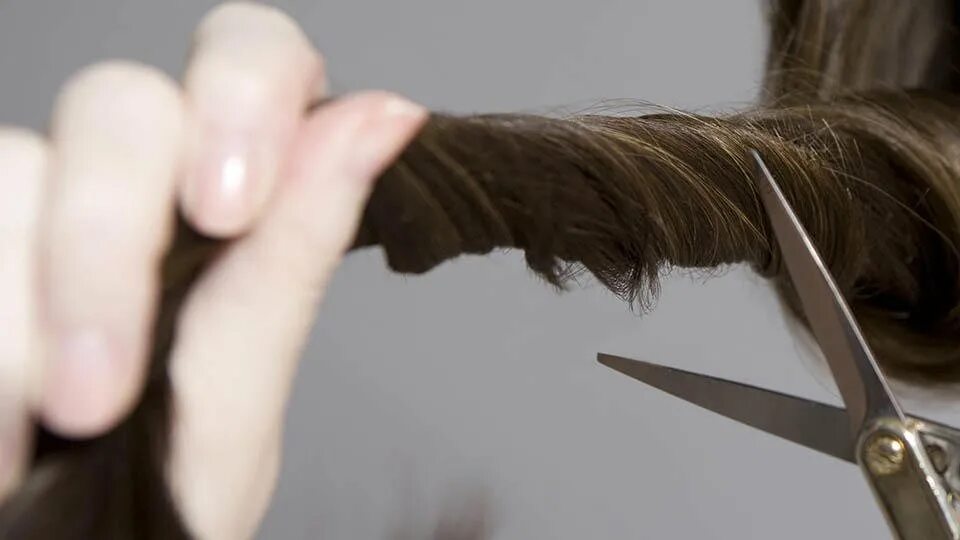 резать волосы. отрезали косу девушке. мужчина заплетает косу. отрезала длинные волосы. парень отрезал девушке волосы.