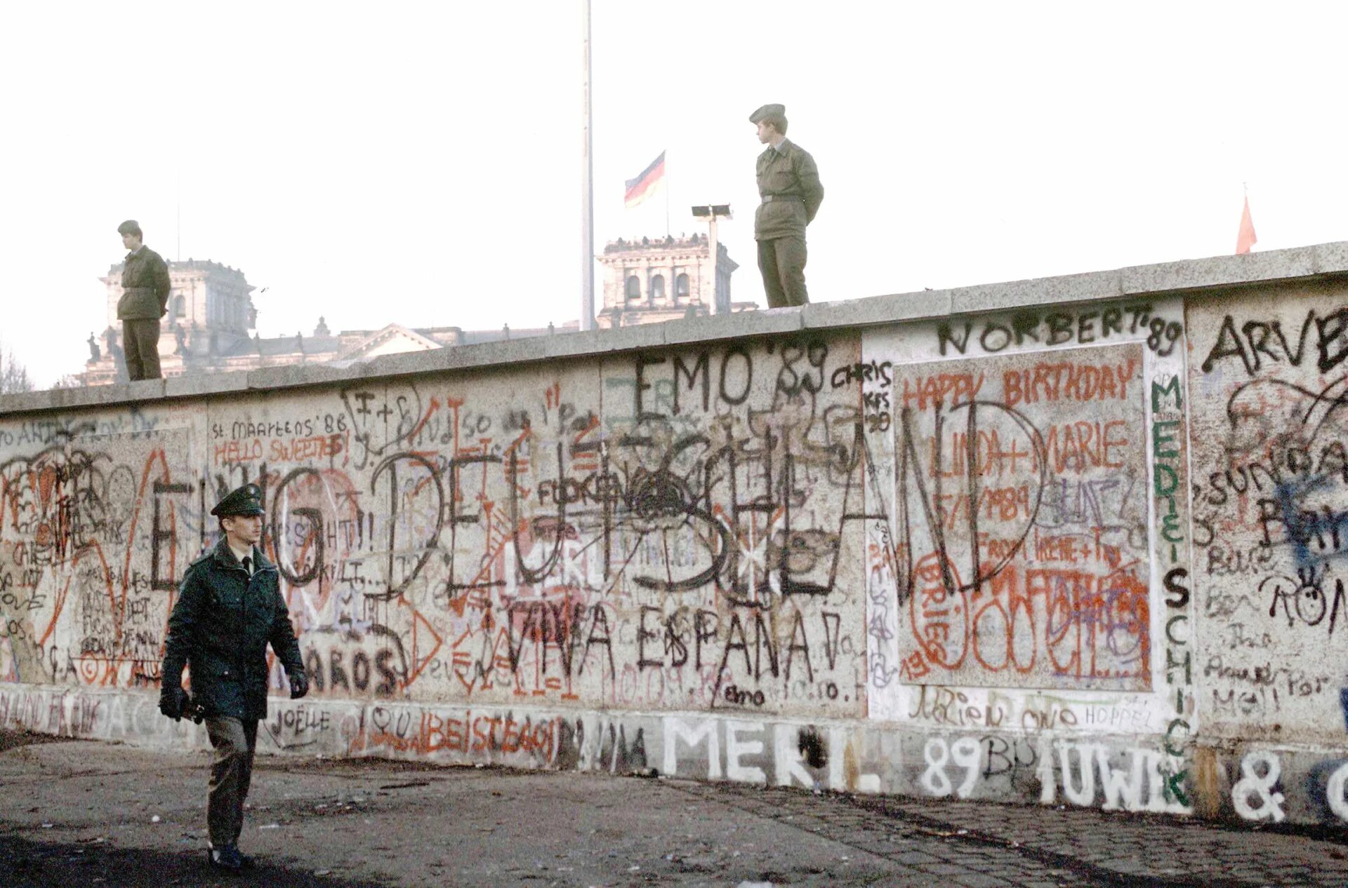 Фрг и гдр берлинская стена. Берлинская стена 1961-1989. Берлинская стена 1989. Германия Берлин Берлинская стена. Берлинская стена 1961.