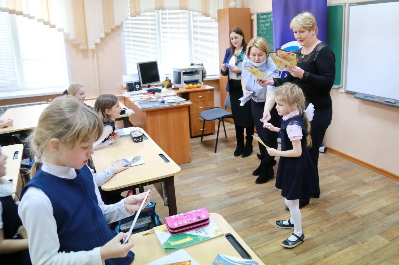 В городе 156 школ а детских садов